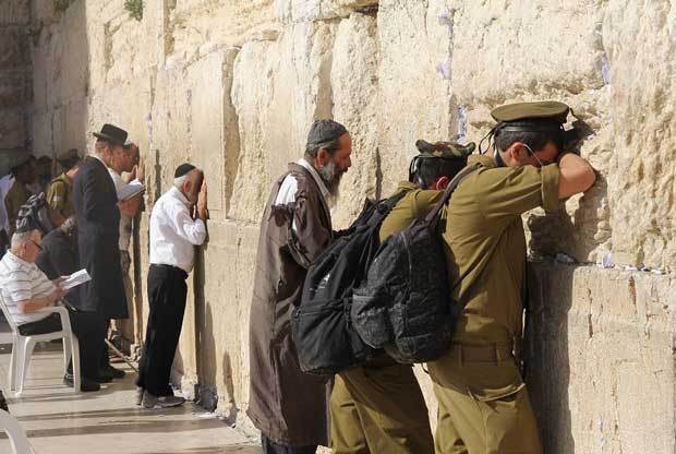 Israeli-soldiers-Wailing-Wall